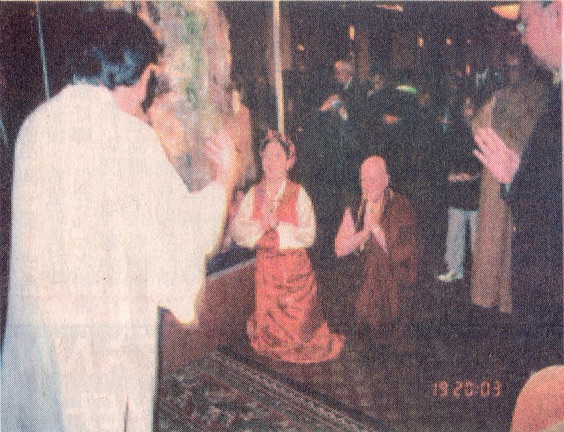 西藏来的及白人中的女活佛卓玛仁波切正在展厅向云高大法王（H.H.第三世多杰羌佛）顶礼。